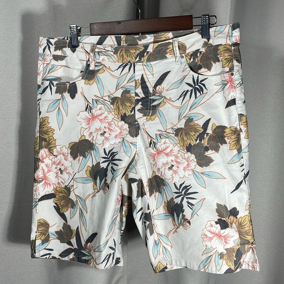 Tribal White shorts with Floral Print - Picture 1 of 3